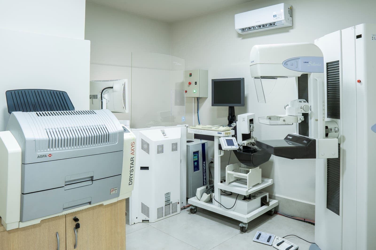 Sala de mamografia da SRD Clínica, com o mamógrafo digital