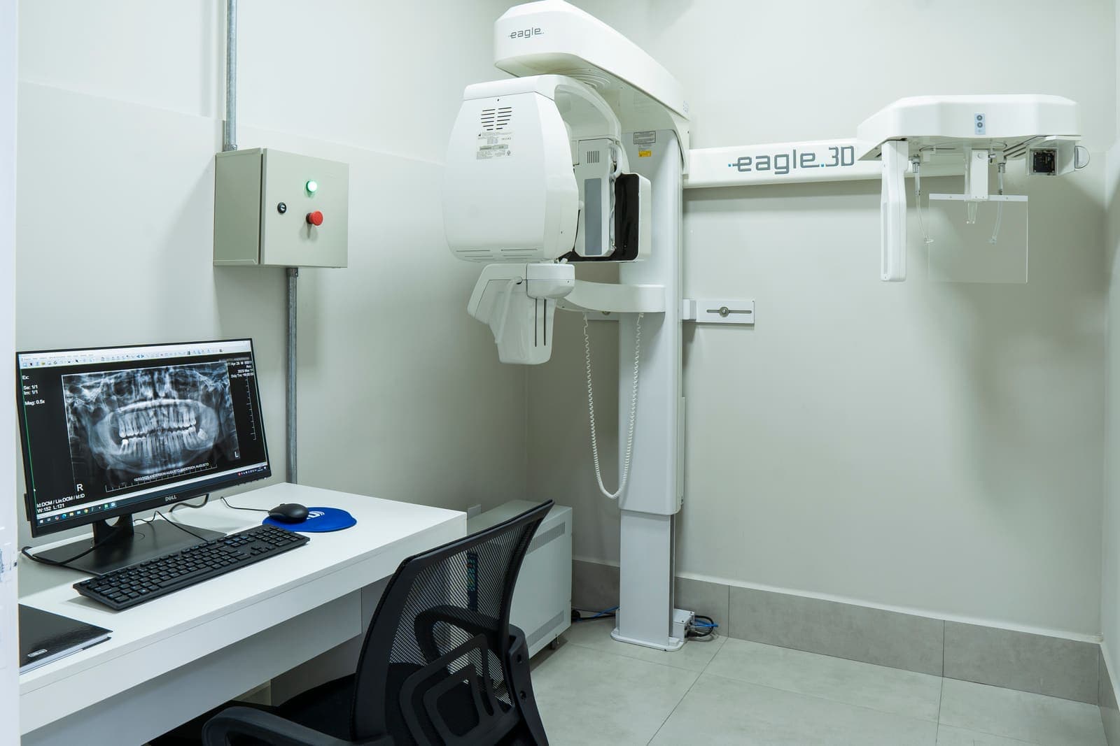 Sala de panorâmica odontológica da SRD, com o equipamento e a imagem do exame na tela
