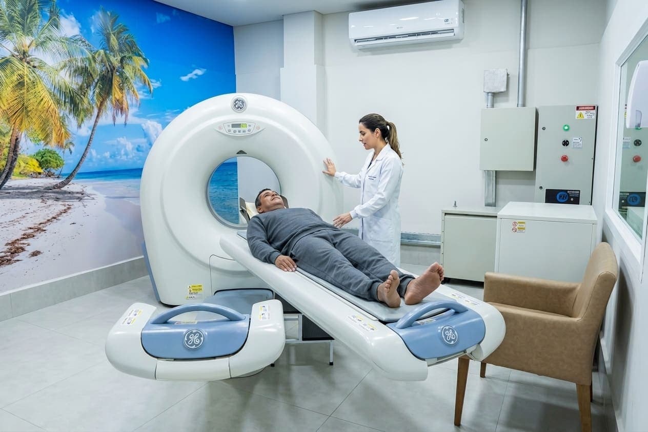 Técnica da SRD posicionando um paciente no tomógrafo da clínica